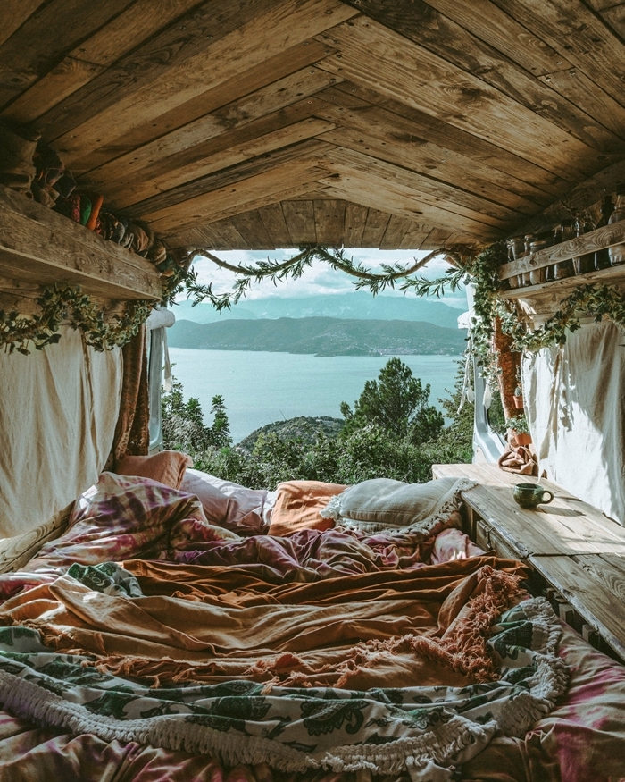 voyage vie bohème aménager un fourgon en camping car soi meme déco lit cocooning étagère bois brut coussins décoratifs