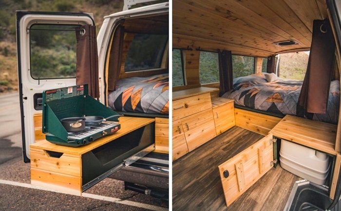 véhicule aménagé avec meubles multifonctions idée véhicule en van avec lit rideaux isolation intérieur mur et plafond bois
