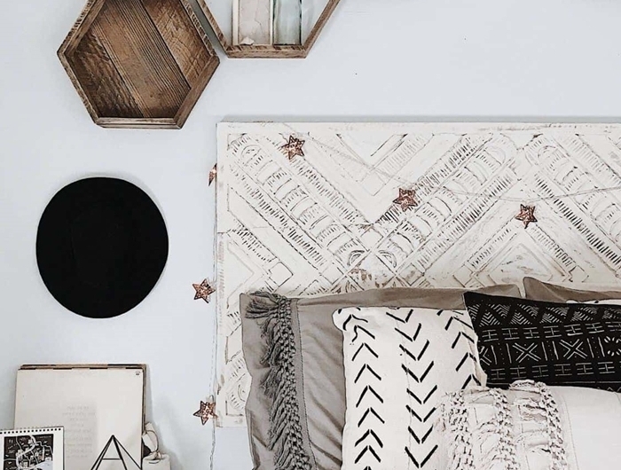 étagère murale bois forme hexagonale rangement chambre boheme chic tête de lit bois guirlande lumineuse étoiles