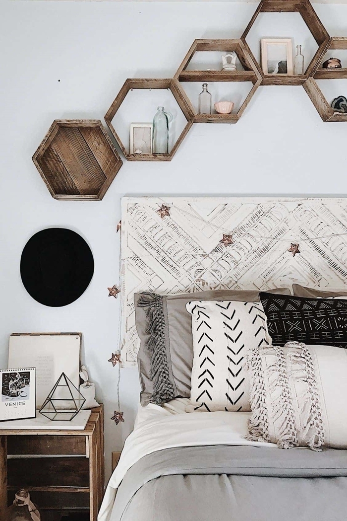 étagère murale bois forme hexagonale rangement chambre boheme chic tête de lit bois guirlande lumineuse étoiles