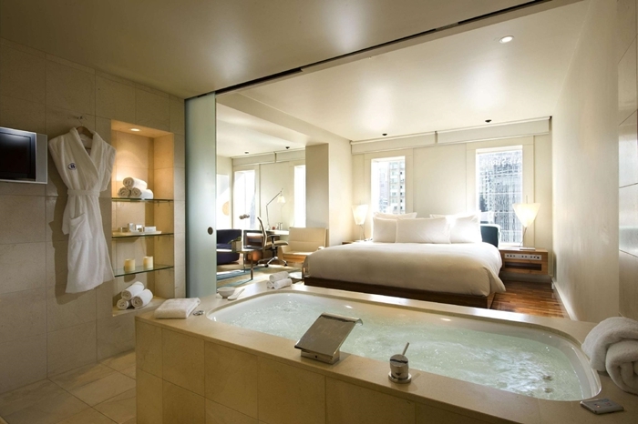 étagère éclairage led spots serviettes de bain chambre avec dressing et salle de bain design intérieur style contemporain