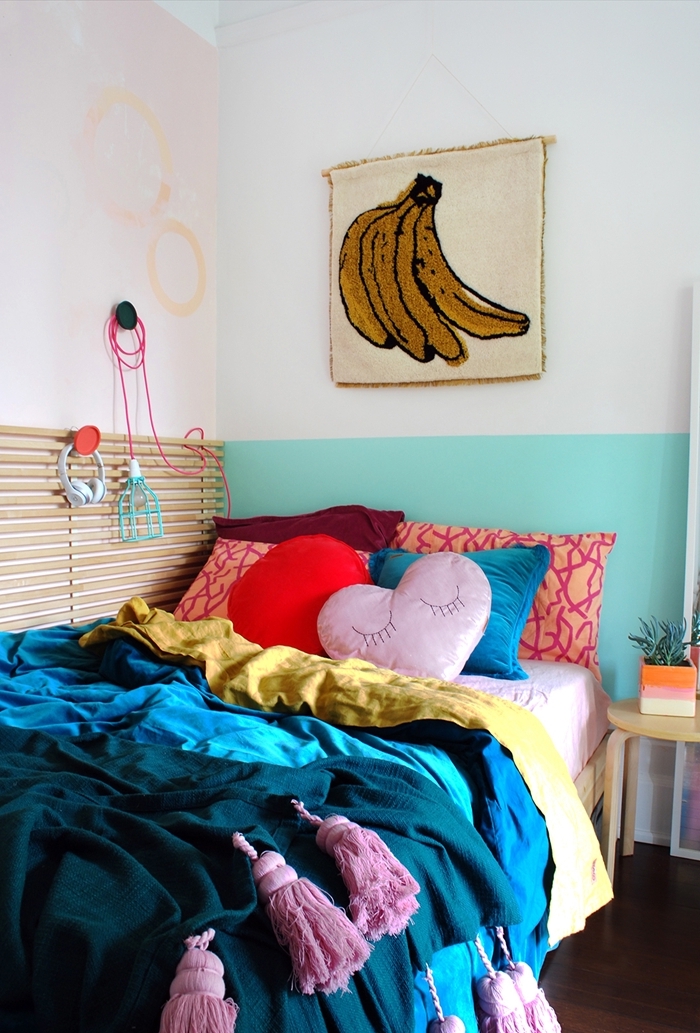 accents colorés pan de mur peinture turquoise deco petite chambre planches bois rangement mural jeté lit glands