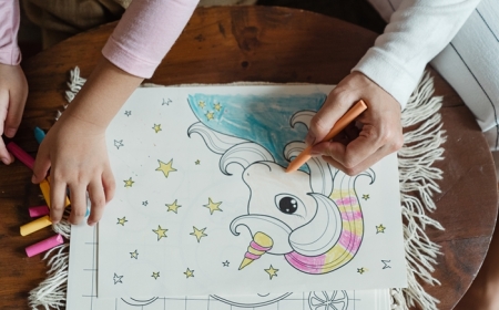 activite manuelle loisir creatif maternelle coloriage licorne dessin facile crayons table bois mere et fille
