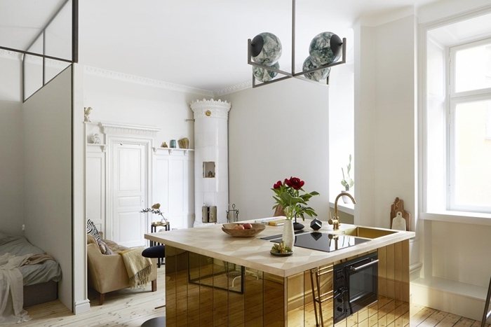 amenagement petit espace décoration petite cuisine blanche avec îot miroir doré robinet laiton canapé beige