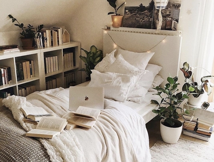 aménagement petite chambre ado style boho moderne plantes vertes étagère bois rangement ouvert jeté lit blanc