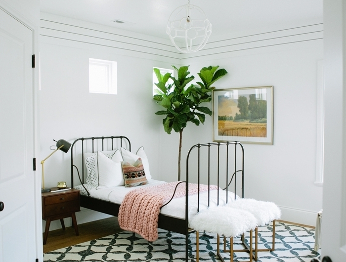 aménagement petite chambre ado tapis blanc et noir revêtement sol parquet bois chambre enfant plante verte