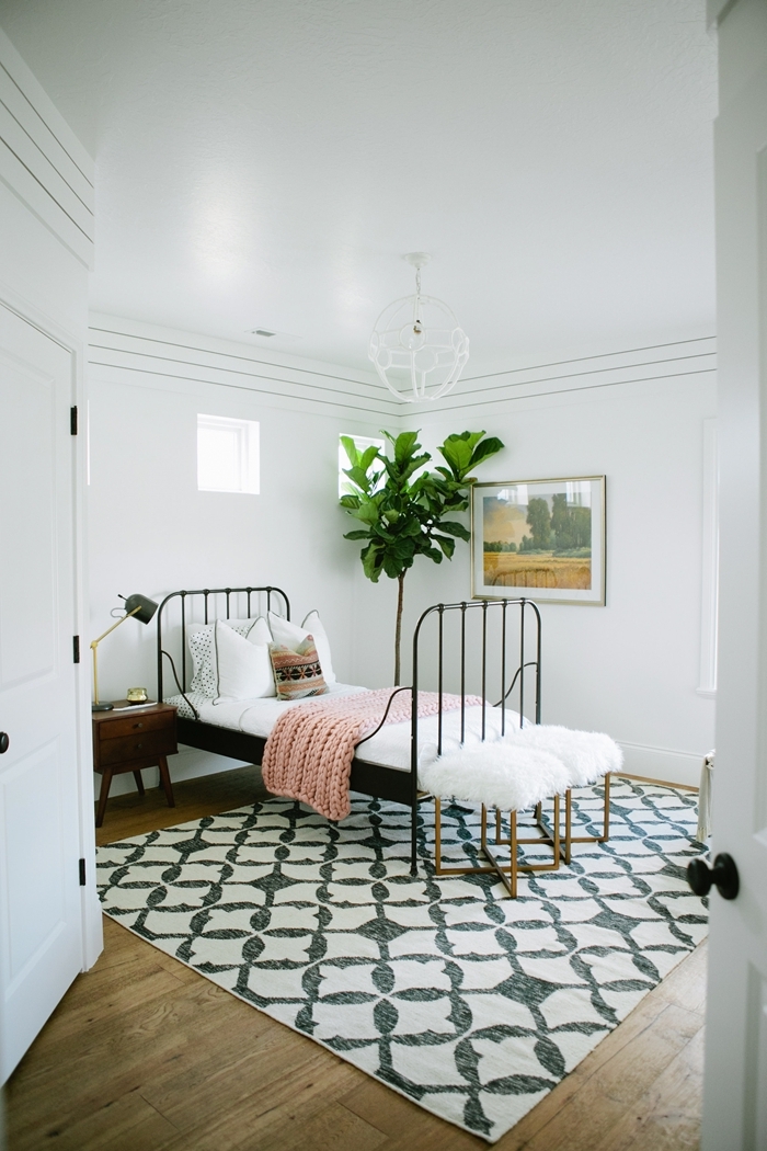 aménagement petite chambre ado tapis blanc et noir revêtement sol parquet bois chambre enfant plante verte