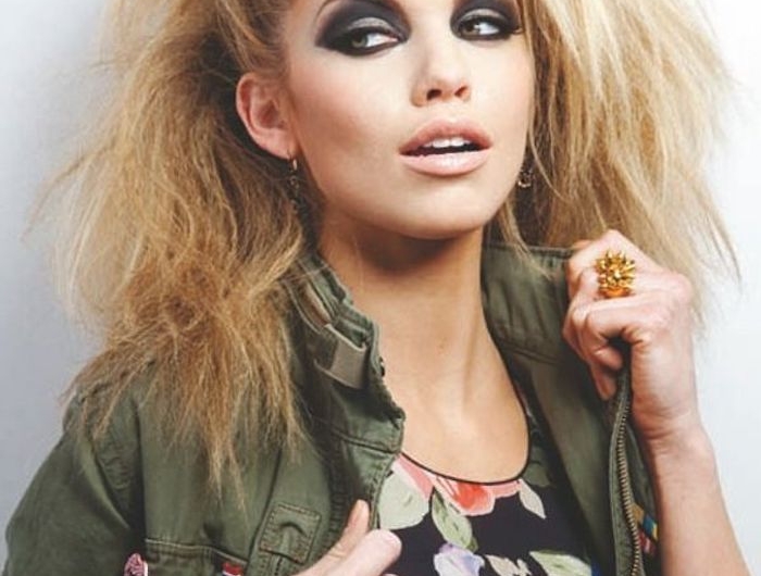 analynn mccord maquillage des yeux style fume les années 80 inspiration veste verte et blouse a fleurs