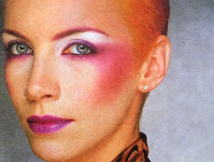 annie lenox make up anée 80 en style punk des cheveux courtes oranges et maquillage rose brillant