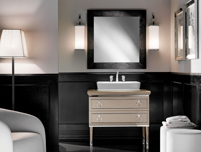 applique murale blanc mate miroir cadre noir idee deco salle de bain moderne esprit antan bordure mur noir et blanc