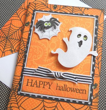 art papier technique scrapbooking fabriquer une carte pour la fete d halloween motif fantome papier cartonne orange et blanc a motifs