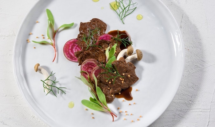 asiette foie gras une maniere unique de decoration de repas garni de l aneth et de betterave