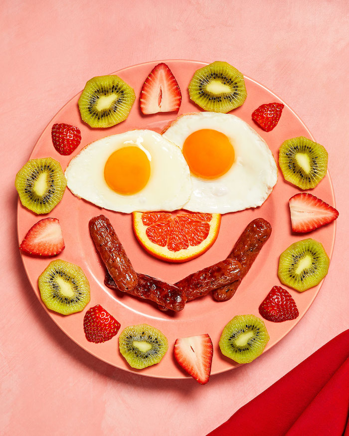 assiette ceramique decoration pour enfants des oeufs garni des fraises kiwi et saucisson