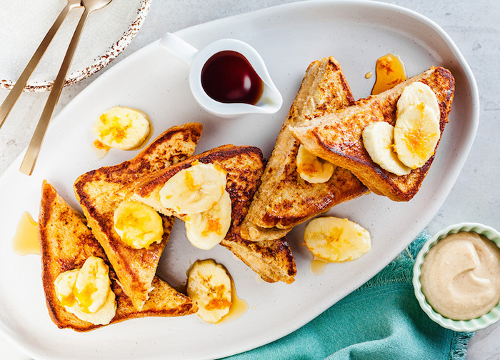 assiette ceramique idee de presentation petit dejeuner des tartines grilles avec de la confiture et bananes