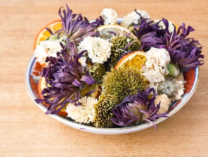 assiette remplie de fleurs variés et de tranches d agrumes idee pot pourri a fabriquer decoration florale diy