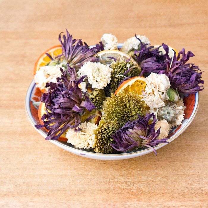 assiette remplie de fleurs variés et de tranches d agrumes idee pot pourri a fabriquer decoration florale diy
