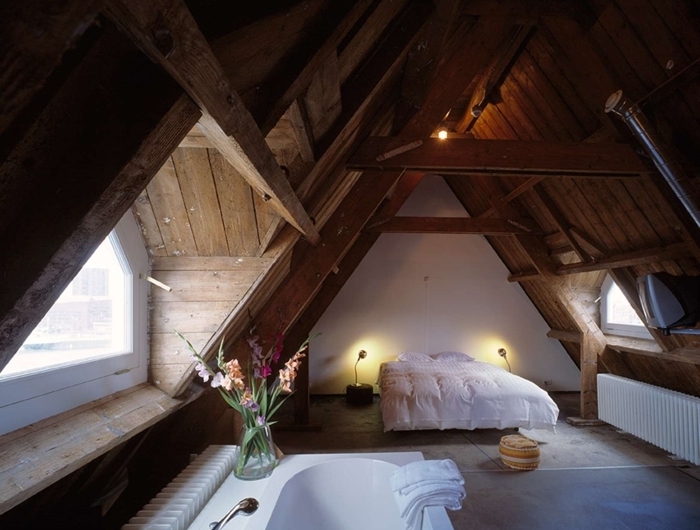 baignoire autoportante chambre parentale avec salle de bain mur blanc revêtement plafond poutres bois brut lit