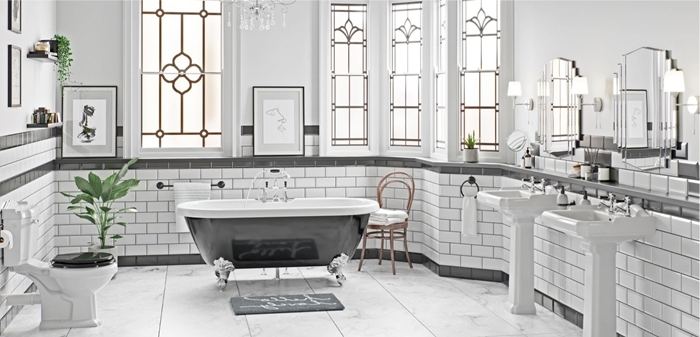 baignoire sur pieds chrome salle de bain retro chic peinture murale blanche fenêtres accents laiton miroirs évier piédestal