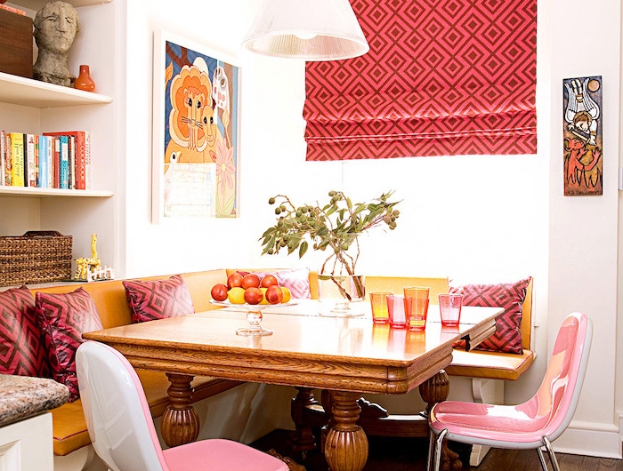 bar plan de travail avec un canape et chaises en couleurs vifs un tapis rose au mur idee de decoration