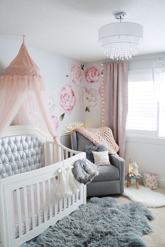 berceau bébé blanc capitonnée ciel de lit rose fauteuil et plaid cocooning tapis gris original guirlande lumineuse originale