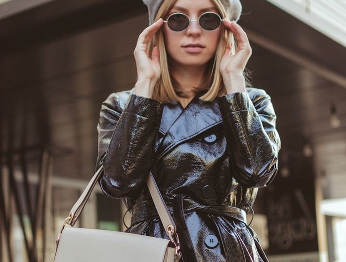 beret parisien laine gris lunettes de soleil femme rondes manteau cuir noir sac à main cuir beige tenue femme classe
