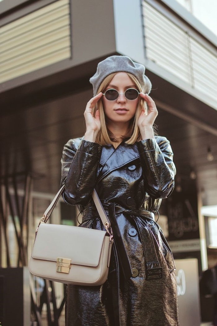 beret parisien laine gris lunettes de soleil femme rondes manteau cuir noir sac à main cuir beige tenue femme classe
