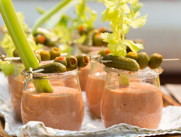 bloody merry gazpacho soup maison verrines apéritives avec brochette de cornichons suris et olives