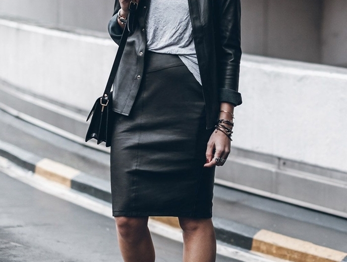 bottines avec jupe noire taille haute cuir longueur genoux bottines lacets noires t shirt gris veste cuir noir