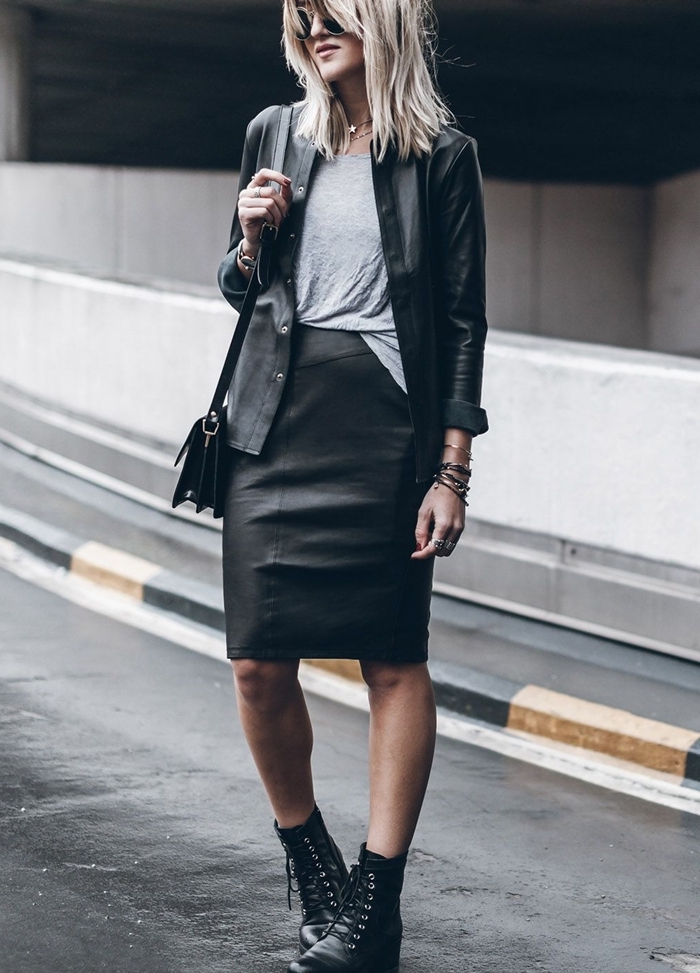 bottines avec jupe noire taille haute cuir longueur genoux bottines lacets noires t shirt gris veste cuir noir