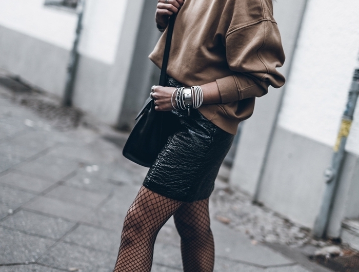 bottines cuir noir collants tenue avec jupe en cuir hiver noire sac bandoulière bijoux argent pull marron montre