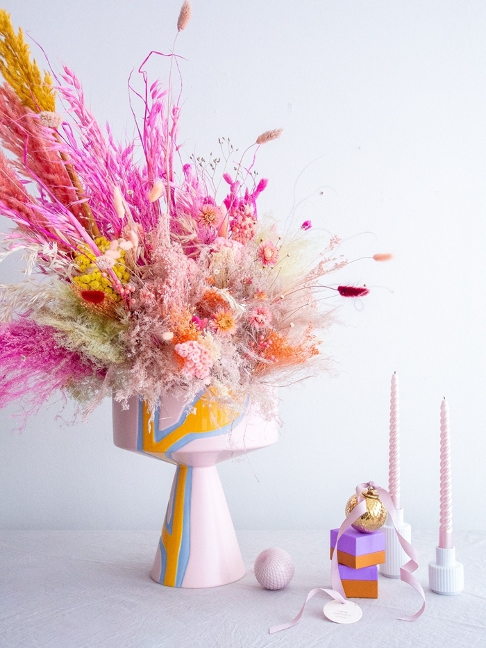 bouquet de fleurs séchées décoration colorée intérieur objets déco bougies roses boîte cadeau orange et violet ruban rose
