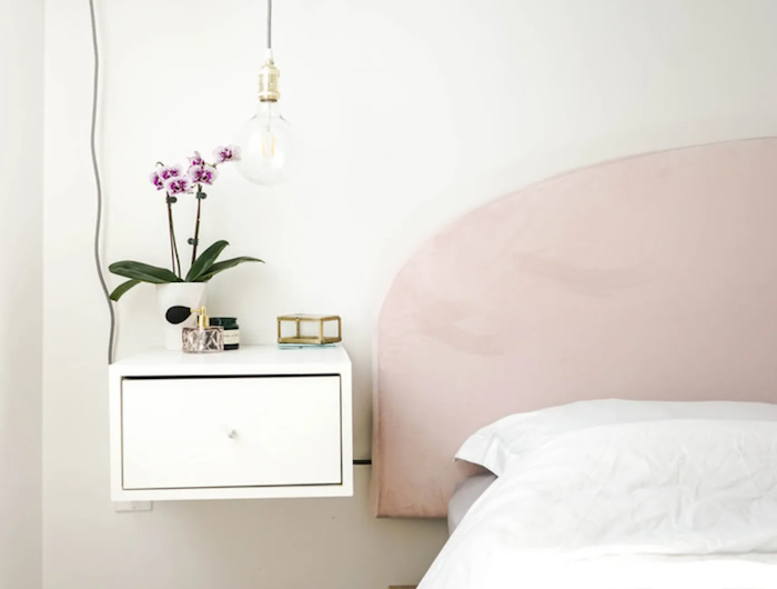 bout de lit ikea des orchides chambre en style minimaliste en blanche idee de deocartion