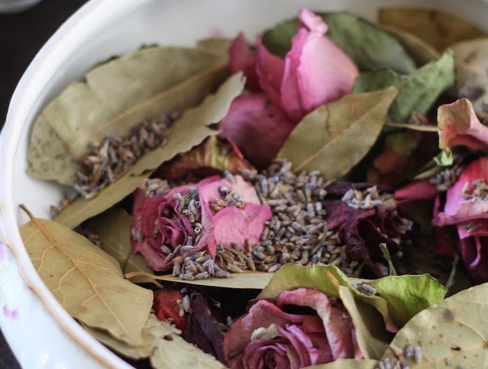 bricolage de printemps adulte roses séchées feuilles de laurier lavande séchées dans vaisselle vintage diy deco champetre chic