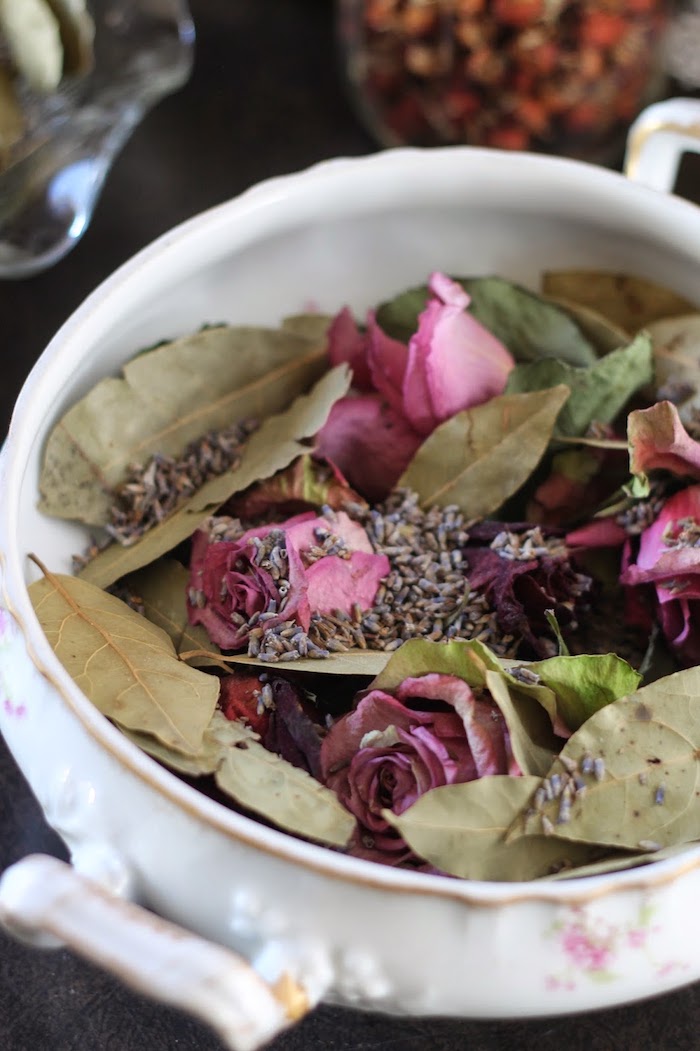 bricolage de printemps adulte roses séchées feuilles de laurier lavande séchées dans vaisselle vintage diy deco champetre chic