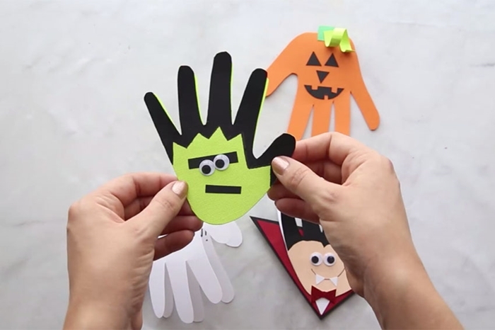 bricolage halloween maternelle activité manuelle facile carte papier cartonné empreinte enfant création papier noir et vert monstre
