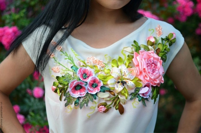 broderie sur vetement avec des fleurs crees a partir des rubans une fille a tee blanche devant un rosier