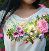 broderie sur vetement avec des fleurs crees a partir des rubans une fille a tee blanche devant un rosier
