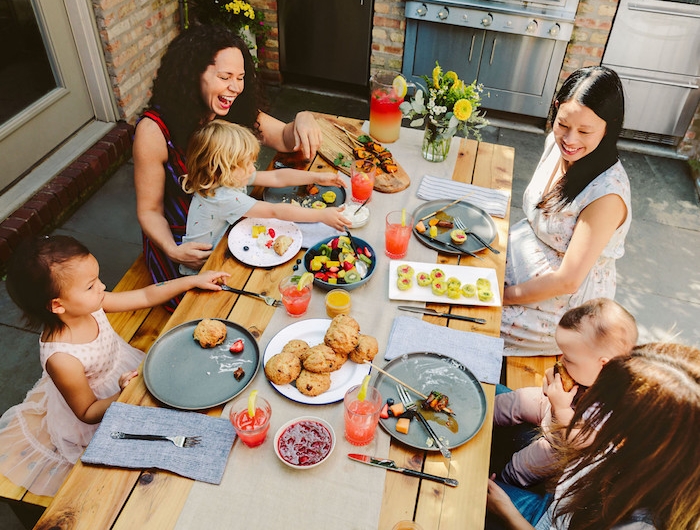 brunch idee a la maison meres avec ses enfants autour la table avec des croissants et de jus