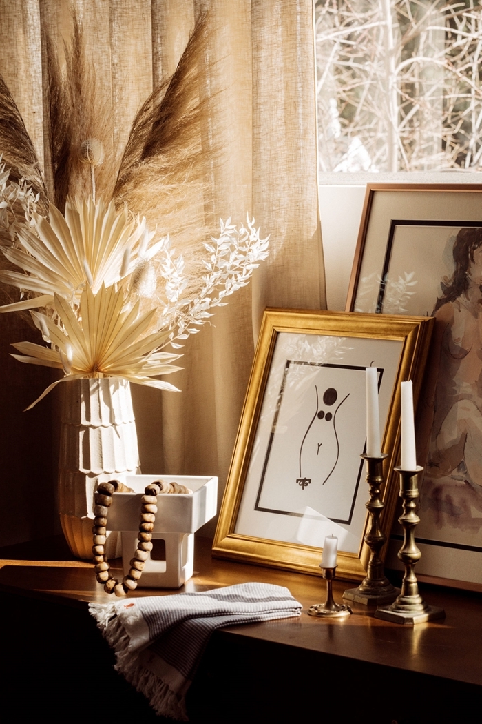 cadre photo doré décoration naturelle chambre femme commode bois foncé vase origami idée de décoration sur l automne