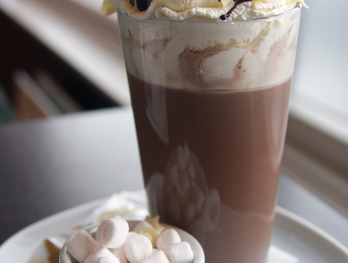 café viennois idée boisson d hiver avec decoration de crème fouettée copeaux de chocolat et guimauve
