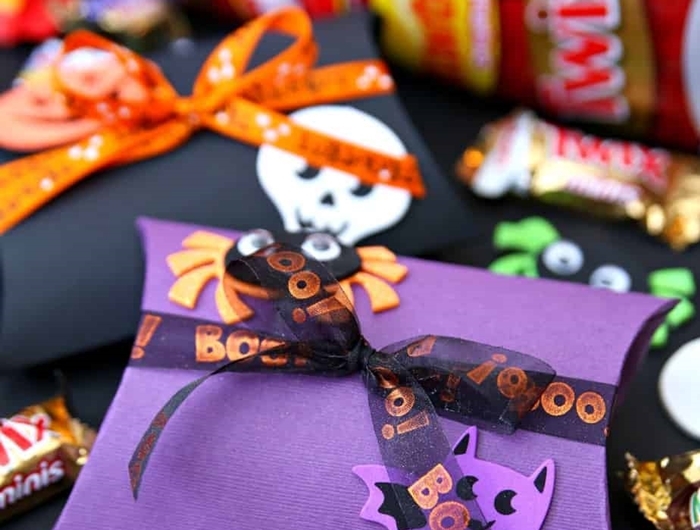 carte halloween surprise bonbons friandises carte papier cartonné violet avec ruban noir figurine chauve souris effrayant