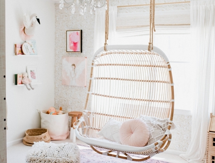 chambre ado fille 12 ans décoration cocooning chaise oeuf suspendue rotin coussin rose pastel rond pouf franges