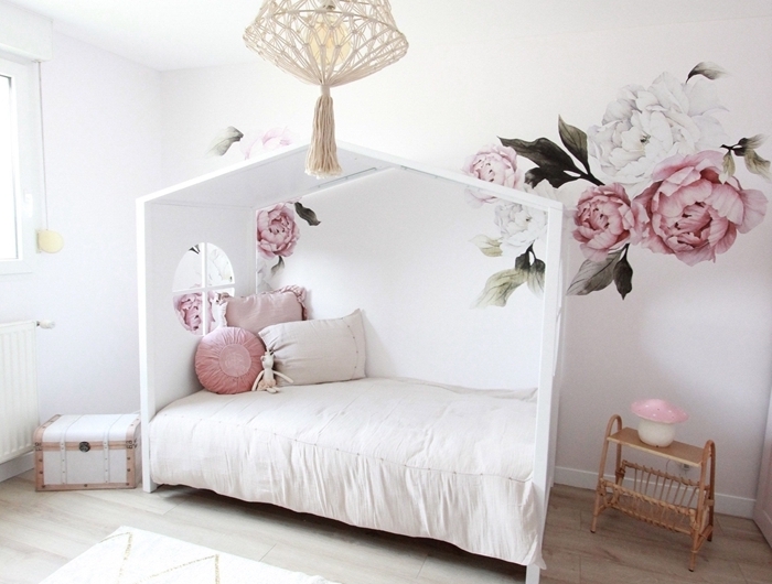 chambre ado fille 14 ans lit cadre bois blanc façon maison suspension luminaire macramé sticker mural fleurs