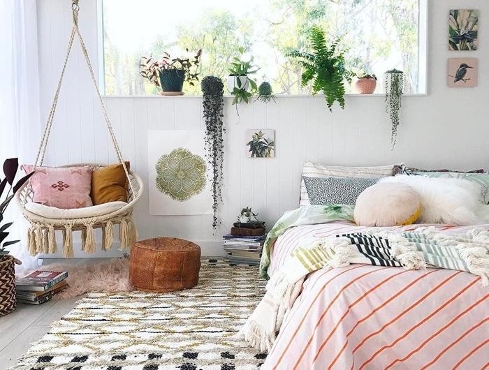 chambre ado fille cocooning tapis franges beige et noir chaise suspendue macramé coussins décoratifs plantes