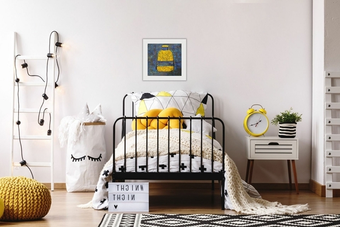 chambre ado fille moderne 2020 style scandinave cadre de lit fer forgé parquet bois tapis motifs géométriques blanc et noir