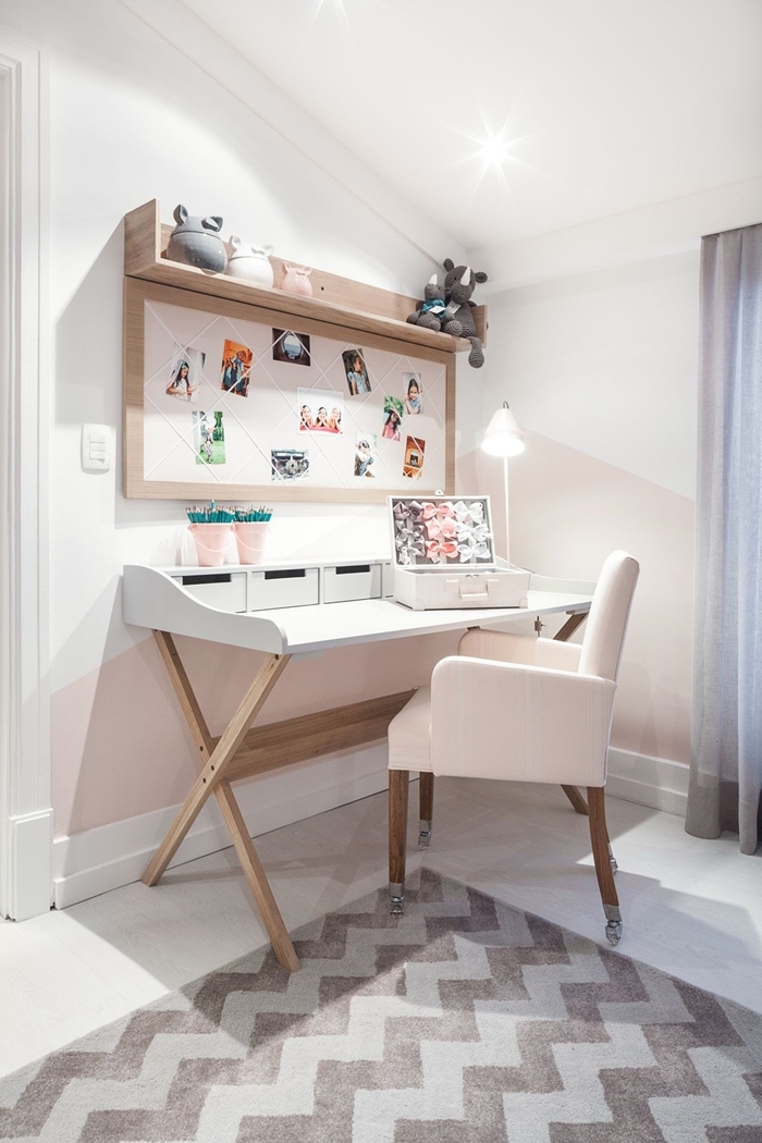 chambre ado fille moderne design bureau étudiant et beauté chaise bois et tissu rose pâle étagère murale bois