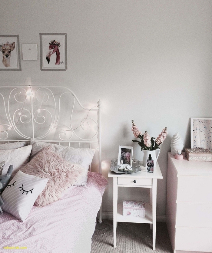 chambre ado fille moderne style cocooning tête de lit fer forgé blanc motifs volute meuble de chevet blanc