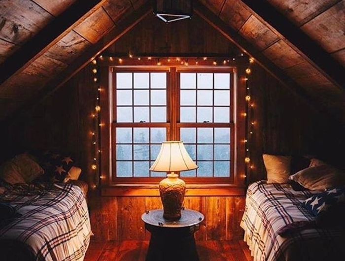 chambre mansardée sous pente dans une maison de bois avec dec list guirlande lumineuse decorative