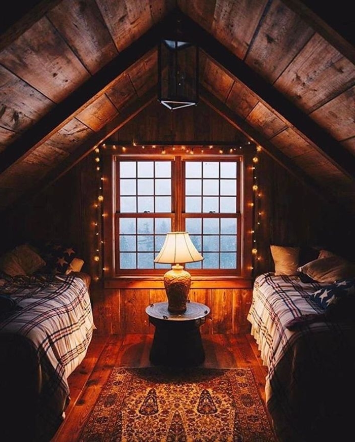 chambre mansardée sous pente dans une maison de bois avec dec list guirlande lumineuse decorative