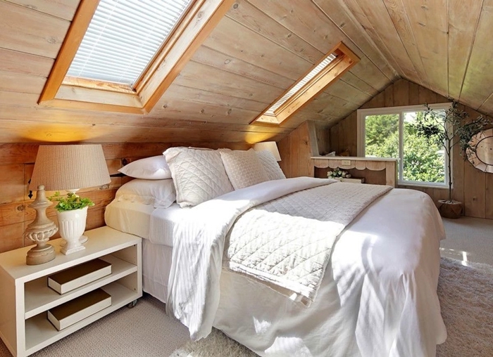 chambre parentale cosy fenêtre de plafond revêtement mur panneaux bois meuble de chevet blanc lit cocooning kingsize